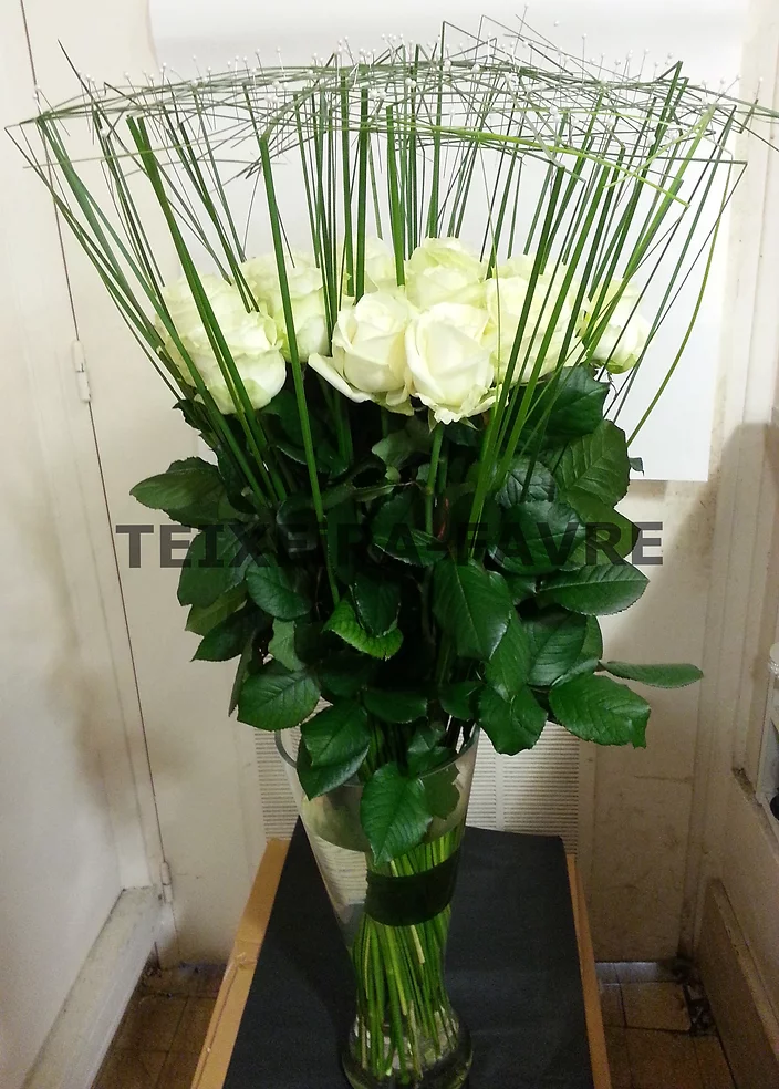 Bouquets de roses blanches en cage