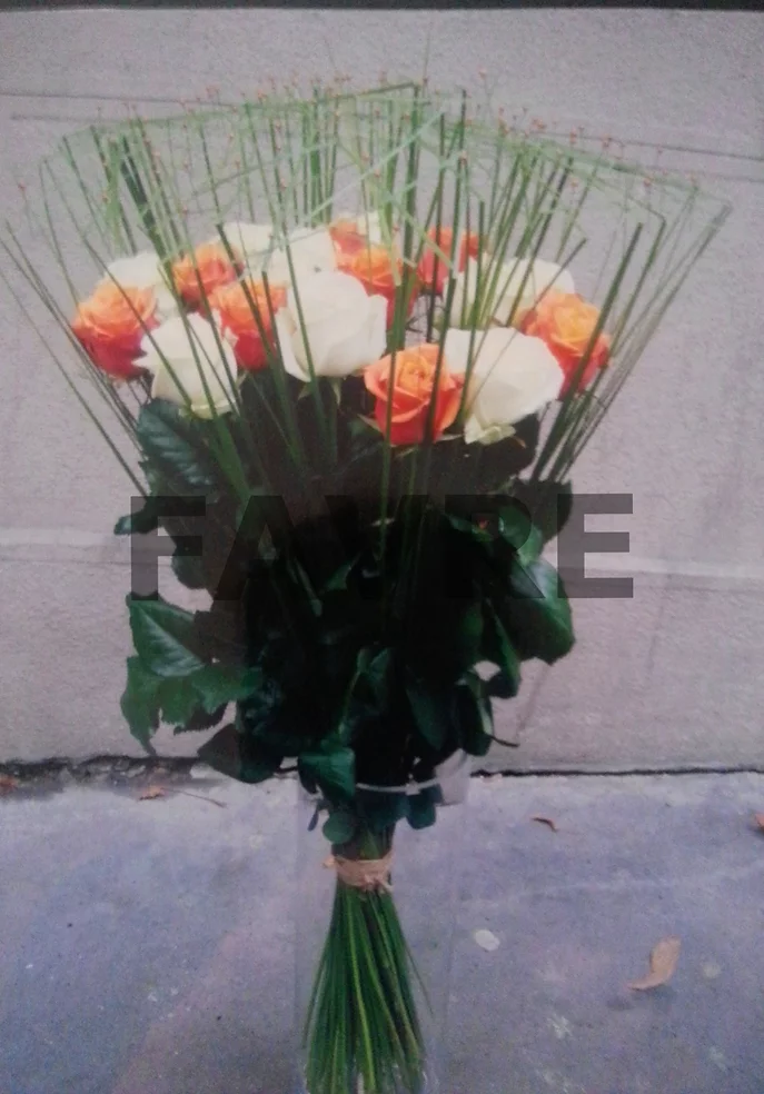 Bouquets de roses blanches et oranges en cage