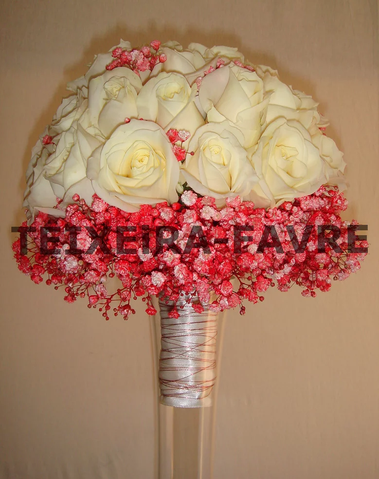 bouquet marié rond roses blanches