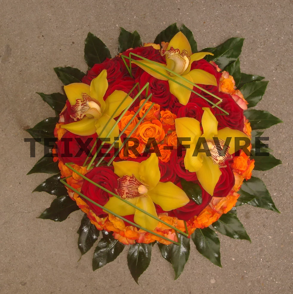 coussins en fleurs jaunes et oranges