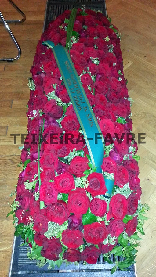 dessus en fleurs rouges et roses