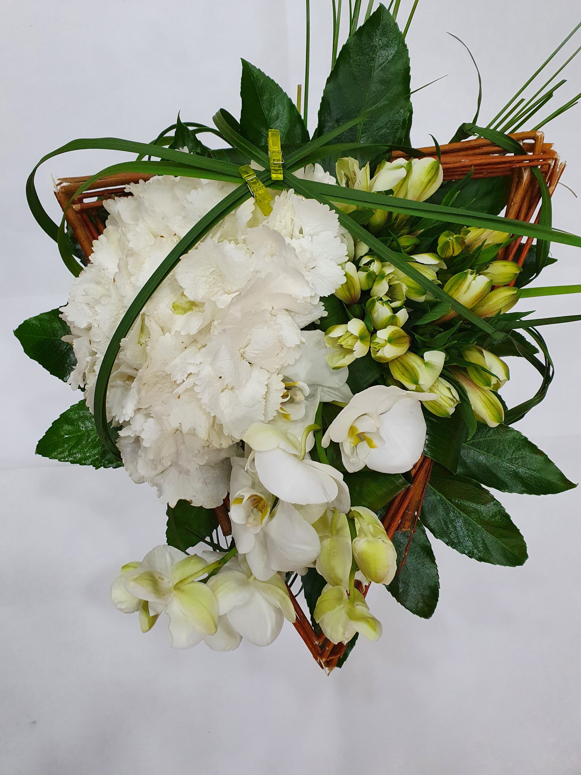 bouquet triangle fleurs blanches