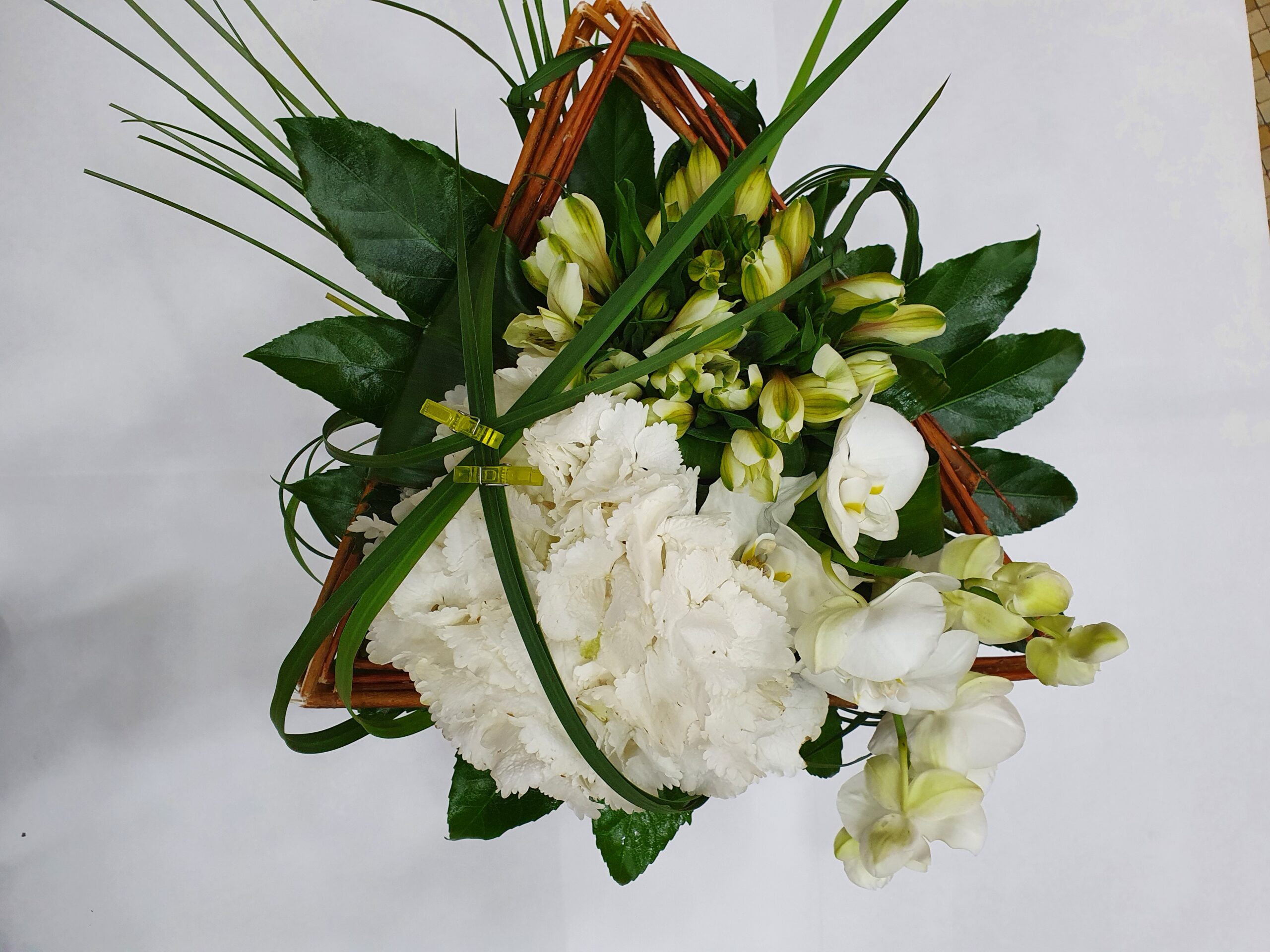 bouquet triangle fleurs blanches2